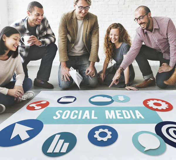 Ontwerpers werken met poster en social media — Stockfoto