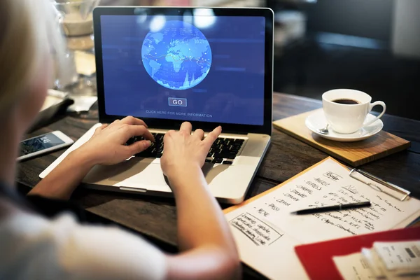 Wanita di kafe bekerja dengan komputer — Stok Foto