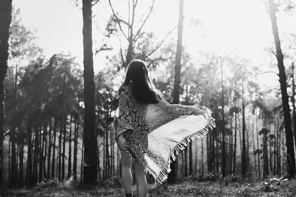 Hermosa chica en el bosque —  Fotos de Stock