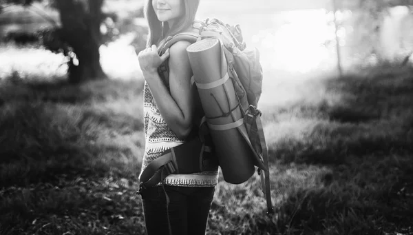 Chica viajando con mochila —  Fotos de Stock