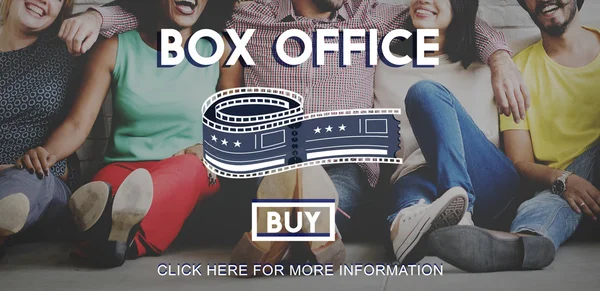 Amis de la diversité près du mur avec box office — Photo