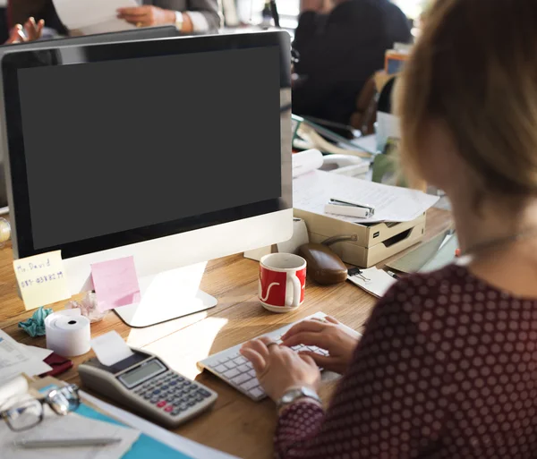 Zakenvrouw werken op kantoor — Stockfoto