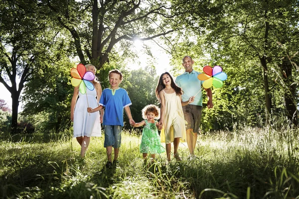 Família andando ao ar livre — Fotografia de Stock