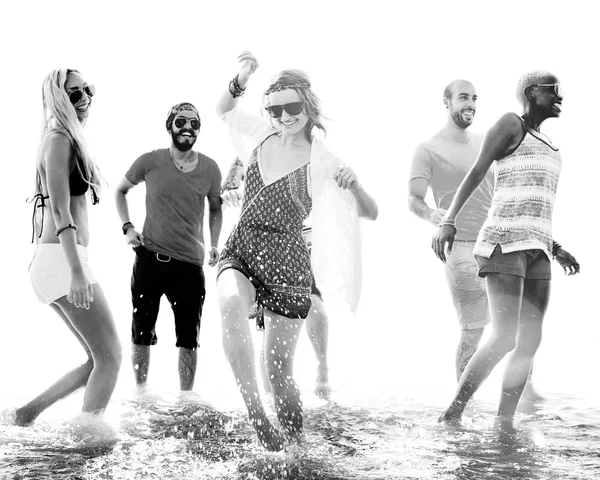 Přátelé mají zábavu na pláži — Stock fotografie