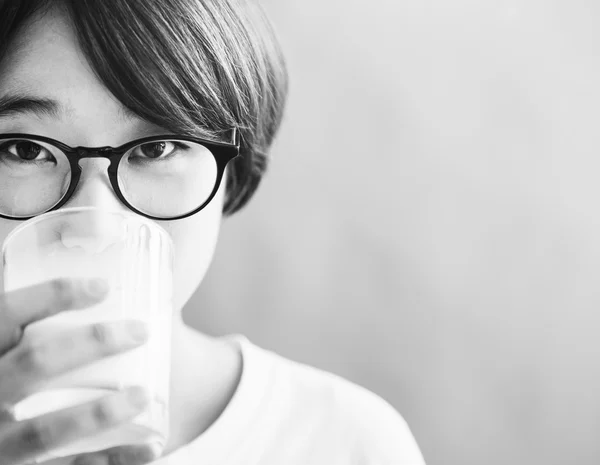 Asiática chica bebiendo leche — Foto de Stock