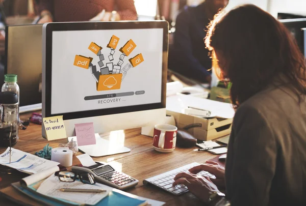 Zakenvrouw op zoek op monitor — Stockfoto