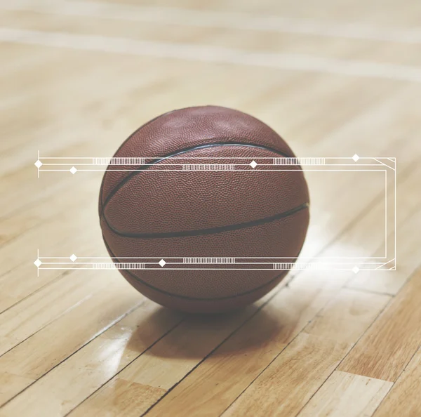 Баскетбольний м'яч на підлозі — стокове фото