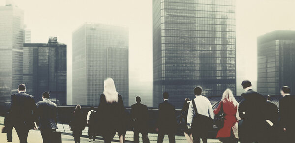 бизнесмены, гуляющие по городу  