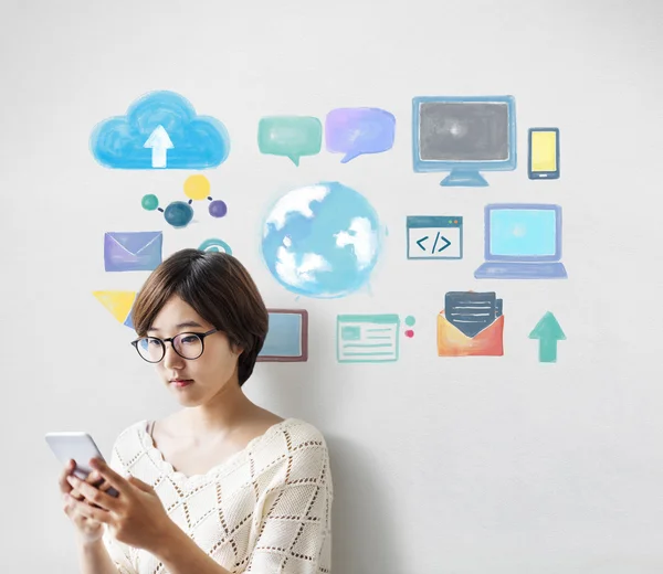 Woman holding Smart phone — Stock Photo, Image