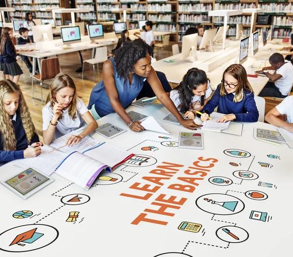 Insegnante con alunni a scuola — Foto Stock