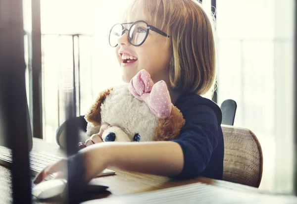 Küçük kız bilgisayar ile oynamak — Stok fotoğraf