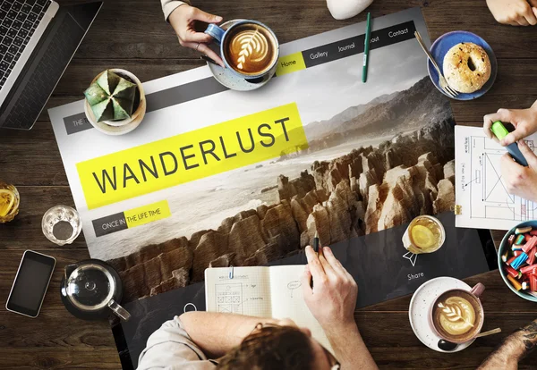 Mesa com cartaz com Wanderlust — Fotografia de Stock