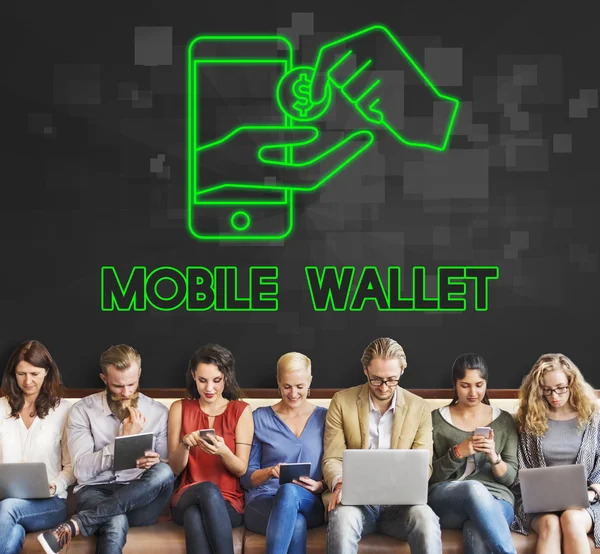 Personas se sientan con dispositivos y billetera móvil — Foto de Stock