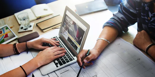 Människor vid mötet Brainstorming — Stockfoto