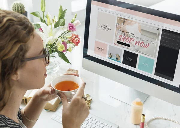 Frau kauft online ein. — Stockfoto