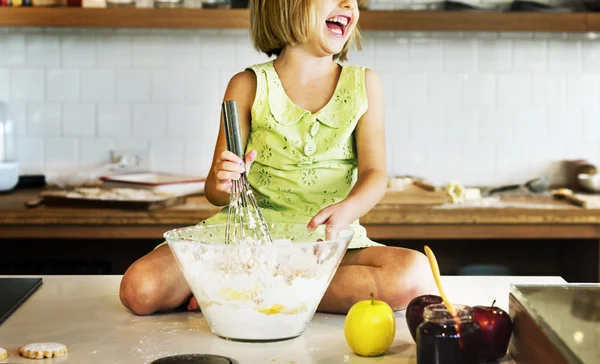 Menina amassando massa de farinha de biscoitos — Fotografia de Stock