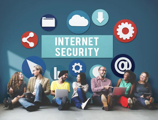 Vrienden van de diversiteit in de buurt van muur met internet security — Stockfoto