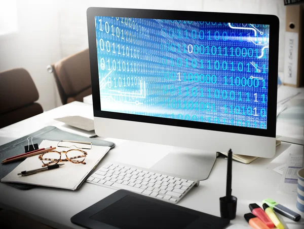 Ligado computador na mesa — Fotografia de Stock