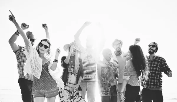 Gruppe von Freunden amüsiert sich am Strand — Stockfoto