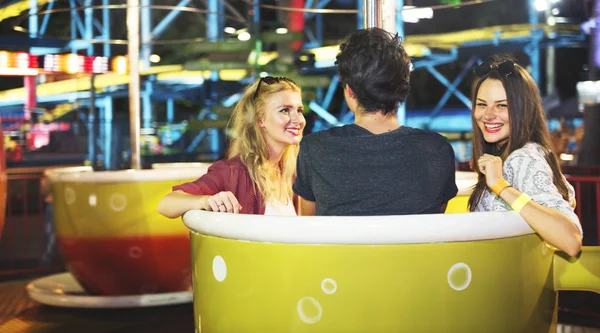 Amigos se divierten en Parque de Atracciones —  Fotos de Stock