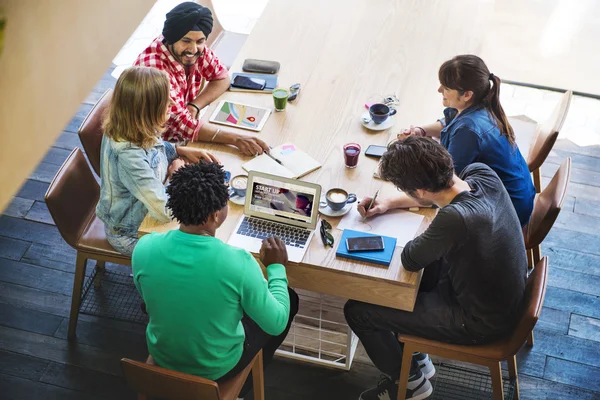 Amici Incontro e discussione idee — Foto Stock