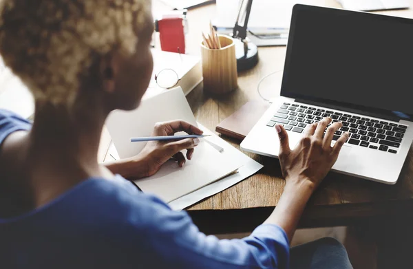 Mujer africana que trabaja con computadora —  Fotos de Stock