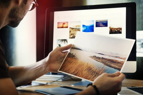 Pessoas que trabalham em estúdio de design — Fotografia de Stock