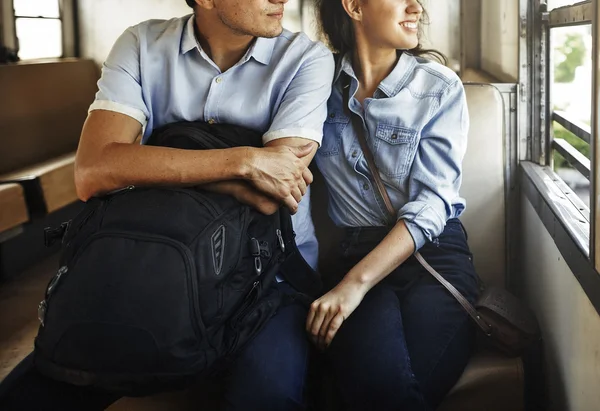 Bella coppia che viaggia in treno — Foto Stock