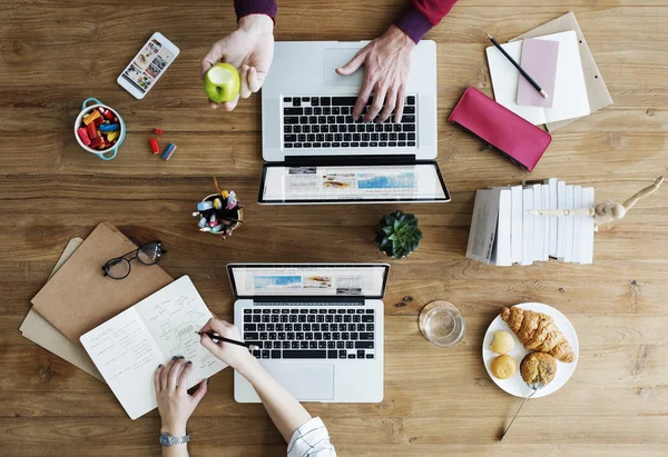 Colegas de trabalho na mesa de madeira . — Fotografia de Stock