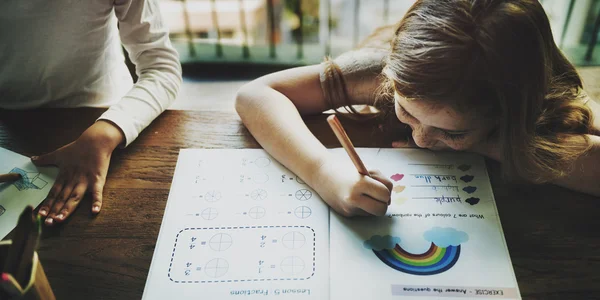 Κορίτσια σχεδίασης σε coloringbook — Φωτογραφία Αρχείου