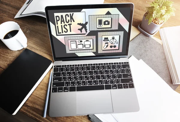 Bekapcsolt laptop, tábla — Stock Fotó