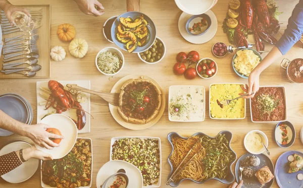 Amigos comendo para grande mesa — Fotografia de Stock