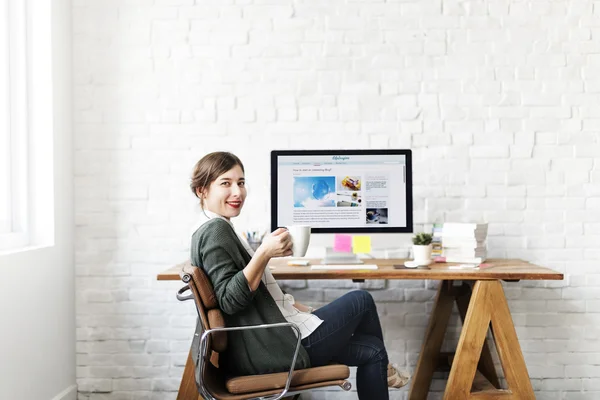 Mulher fazendo coffee break — Fotografia de Stock