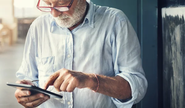 Casual Senior Man met behulp van Tablet PC — Stockfoto