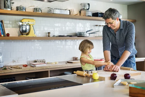 Menina com pai fazendo biscoitos — Fotografia de Stock