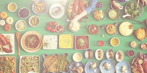 大きなテーブルの食べる友達 — ストック写真