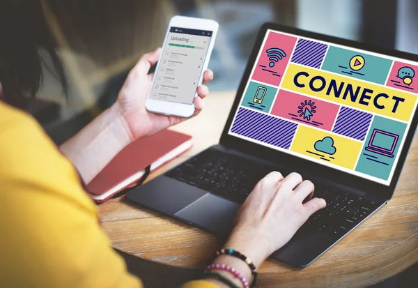 Vrouw met laptop op kantoor — Stockfoto