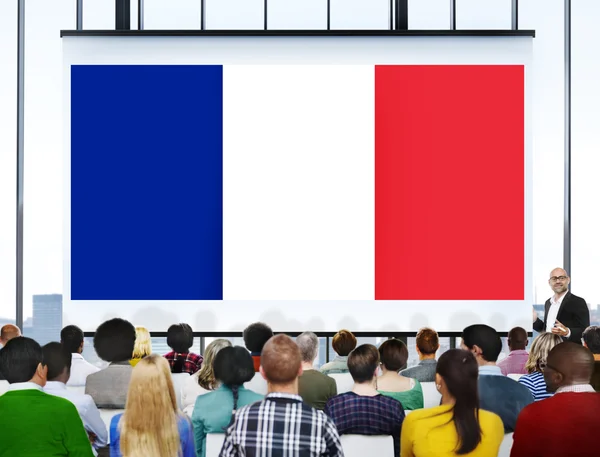 Teilnehmer am Seminar und Frankreich-Fahne — Stockfoto