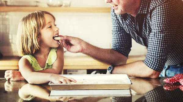 Liten flicka med far att göra cookies — Stockfoto