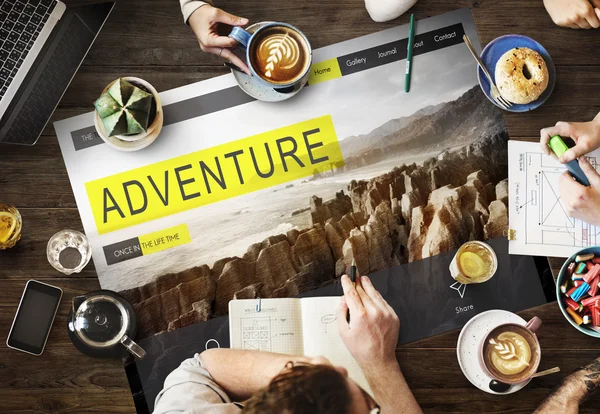 Table avec affiche avec aventure — Photo