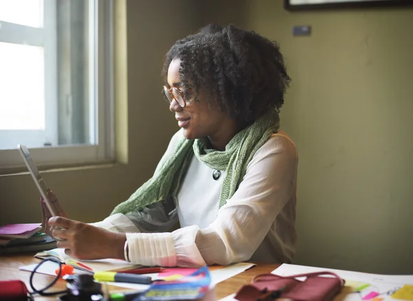 Mujer africana usando tableta . — Foto de Stock