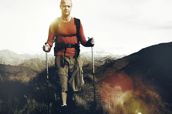 Człowiek piesze wycieczki w góry — Zdjęcie stockowe