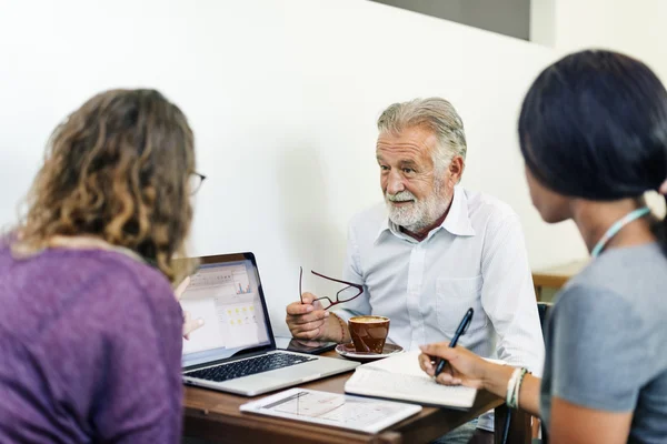 Persone al Meeting discutono idee — Foto Stock