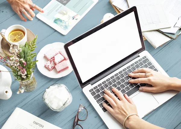 Femmes utilisant des appareils au bureau . — Photo