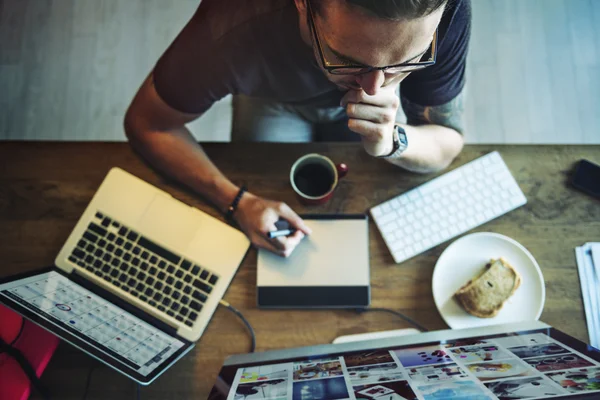 Man aan het werk met computer — Stockfoto