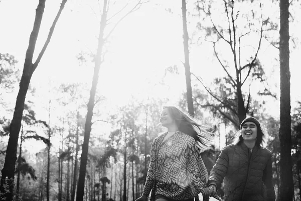 Pareja feliz al aire libre — Foto de Stock