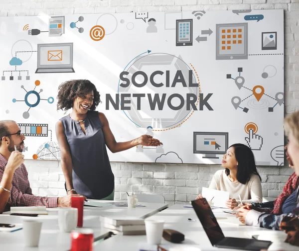 Reunión de negocios con redes sociales — Foto de Stock