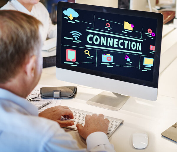 Зрелый бизнесмен, работающий за компьютером