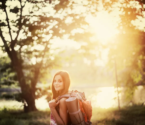 Ragazza che viaggia con lo zaino — Foto Stock