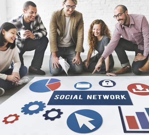 Designer che lavorano con poster e social network — Foto Stock